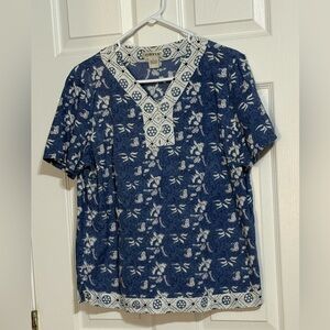 Orvis Women Blue Floral Short Sleeve V-Neck Top - L